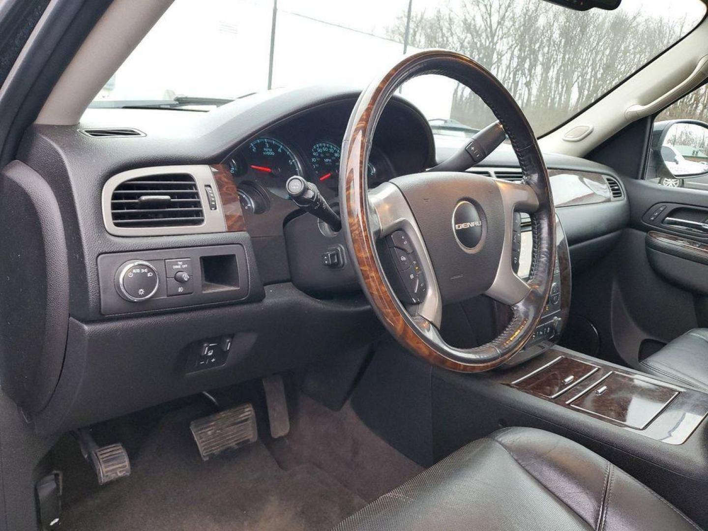 2012 Onyx Black /Ebony GMC Yukon Denali XL 4WD (1GKS2MEF8CR) with an 6.2L V8 OHV 16V engine, 6-Speed Automatic transmission, located at 6064 Gull Rd, Kalamazoo, MI, 49048, (269) 222-0088, 42.328388, -85.512924 - Introducing the 2012 GMC Yukon XL 1500 Denali, a powerhouse of luxury and performance. This exceptional SUV combines rugged capability with refined elegance, making it an ideal choice for families and adventurers alike. Under the hood, you'll find a robust V8, 6.2L engine, offering impressive power - Photo#21