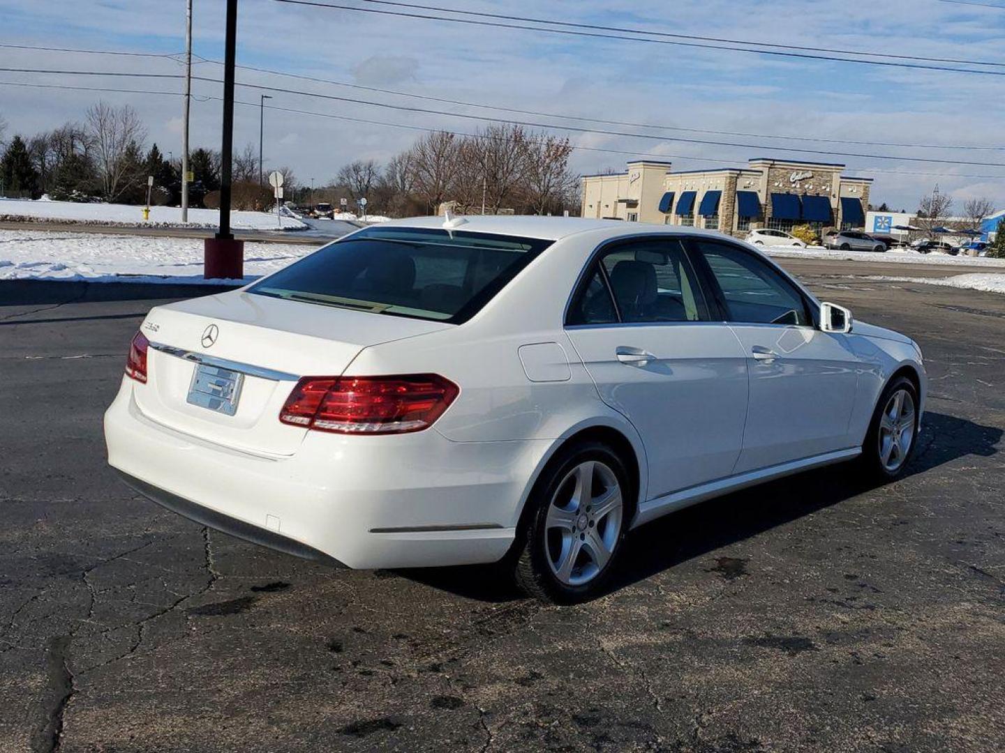 2014 Polar White /Silk Beige/Espresso Brown Mercedes-Benz E-Class E350 Sedan (WDDHF5KB9EA) with an 3.5L V6 DOHC 24V engine, 7-Speed Automatic transmission, located at 234 Columbia Ave, Battle Creek, MI, 49015, (269) 222-0088, 42.298264, -85.192543 - Introducing the 2014 Mercedes-Benz E-Class E350, a hallmark of luxury and performance. This refined sedan seamlessly combines sophisticated design with dynamic capabilities, making it an ideal choice for discerning drivers. Equipped with a robust V6, 3.5L engine, the E350 delivers a smooth yet power - Photo#1