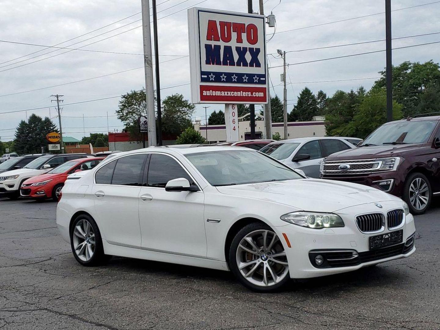 2016 Alpine White /Venetian Beige/Black w/Exclusive Stitching BMW 5-Series 535i xDrive (WBA5B3C50GG) with an 3.0L L6 DOHC 24V engine, 8A transmission, located at 6064 Gull Rd, Kalamazoo, MI, 49048, (269) 222-0088, 42.328388, -85.512924 - <b>Vehicle Details</b><br>Experience the perfect blend of performance, luxury, and technology with this exceptional 2016 BMW 5 Series 535i xDrive. This sophisticated sedan is powered by a robust L6, 3.0L engine, delivering exhilarating performance and remarkable efficiency. The xDrive all-wheel-driv - Photo#0