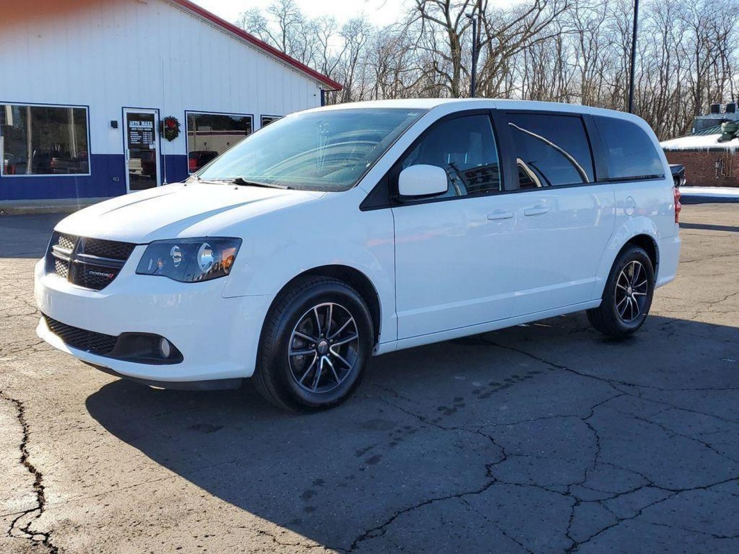 2018 White Knuckle Clearcoat /BLACK Dodge Grand Caravan SE (2C4RDGBG7JR) with an 3.6L V6 DOHC 24V engine, 6A transmission, located at 6064 Gull Rd, Kalamazoo, MI, 49048, (269) 222-0088, 42.328388, -85.512924 - Discover the perfect blend of power, versatility, and comfort with this stunning 2018 Dodge Grand Caravan SE! Equipped with a robust V6, 3.6L engine and front-wheel drive, this minivan is engineered to handle your everyday adventures with ease and efficiency. Whether you're navigating city streets o - Photo#0