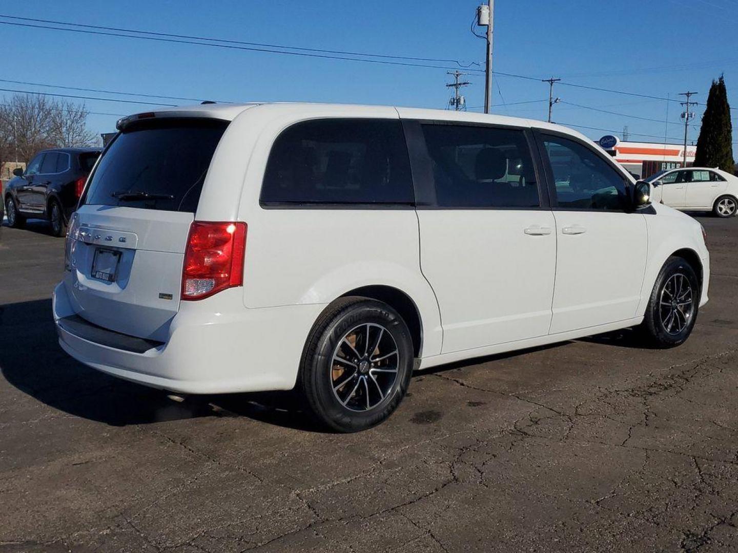 2018 White Knuckle Clearcoat /BLACK Dodge Grand Caravan SE (2C4RDGBG7JR) with an 3.6L V6 DOHC 24V engine, 6A transmission, located at 6064 Gull Rd, Kalamazoo, MI, 49048, (269) 222-0088, 42.328388, -85.512924 - Discover the perfect blend of power, versatility, and comfort with this stunning 2018 Dodge Grand Caravan SE! Equipped with a robust V6, 3.6L engine and front-wheel drive, this minivan is engineered to handle your everyday adventures with ease and efficiency. Whether you're navigating city streets o - Photo#3