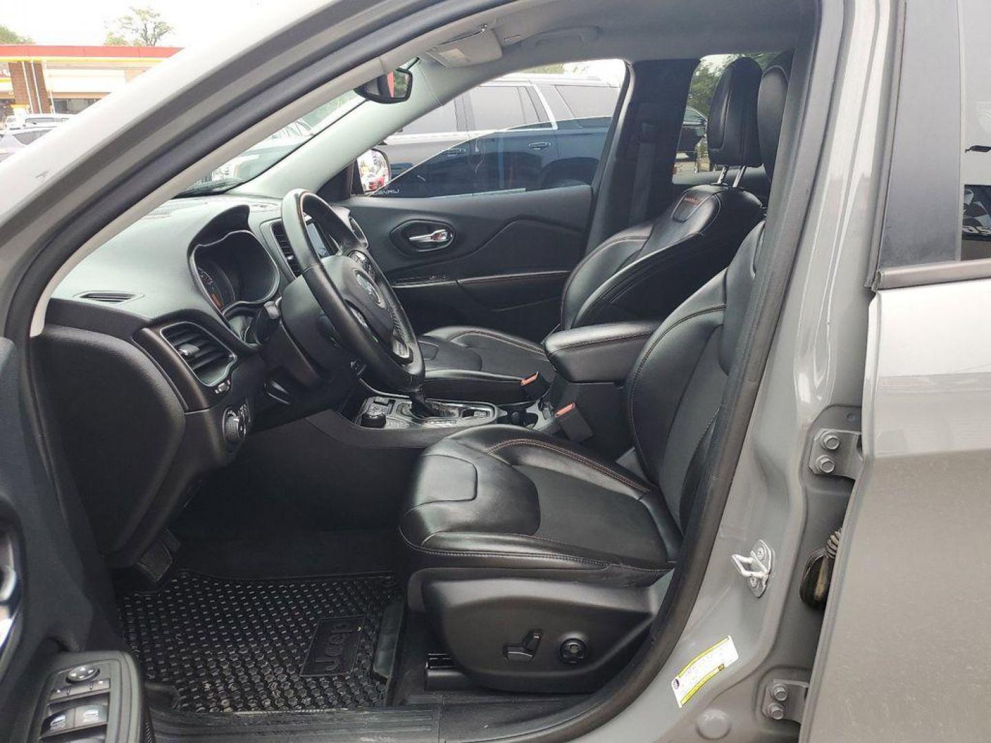 2019 Sting-Gray Clearcoat /Black Jeep Cherokee Trailhawk 4WD (1C4PJMBX3KD) with an 3.2L V6 DOHC 24V engine, 9A transmission, located at 234 Columbia Ave, Battle Creek, MI, 49015, (269) 222-0088, 42.298264, -85.192543 - <b>Vehicle Details</b><br>Introducing the 2019 Jeep Cherokee Trailhawk, a robust and versatile SUV designed to tackle both urban streets and rugged trails with ease. Equipped with a powerful V6, 3.2L engine and an advanced 4WD system, this vehicle delivers exceptional performance and reliability in - Photo#7