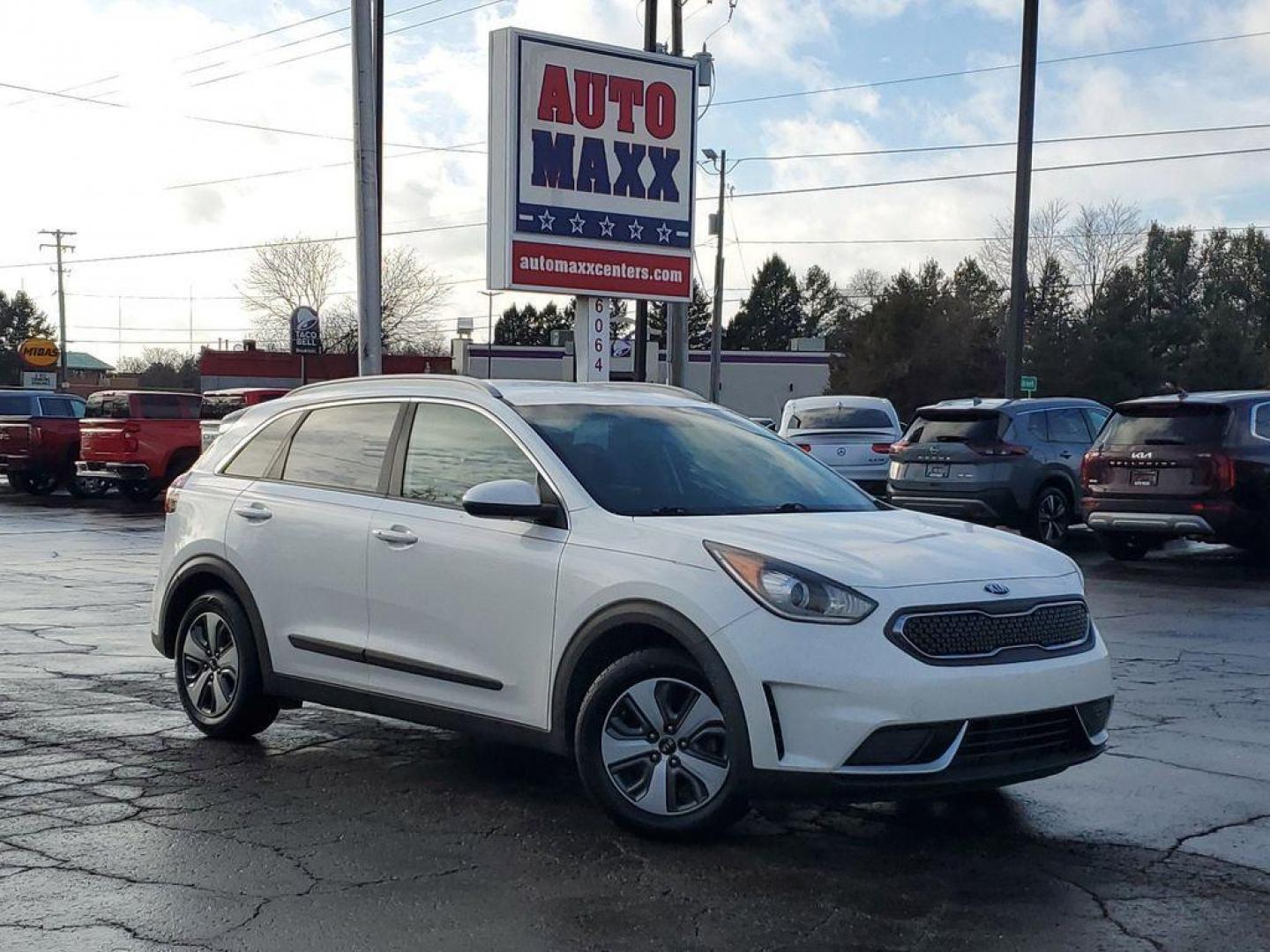 2019 Snow White Pearl /Charcoal Kia Niro LX (KNDCB3LCXK5) with an 1.6L L4 DOHC 16V HYBRID engine, 6A transmission, located at 6064 Gull Rd, Kalamazoo, MI, 49048, (269) 222-0088, 42.328388, -85.512924 - Introducing the 2019 Kia Niro LX, a versatile and efficient compact crossover that seamlessly blends performance with practicality. This model is equipped with a responsive 4-cylinder, 1.6L engine, delivering a balanced combination of power and fuel efficiency, ideal for both city driving and long-d - Photo#0