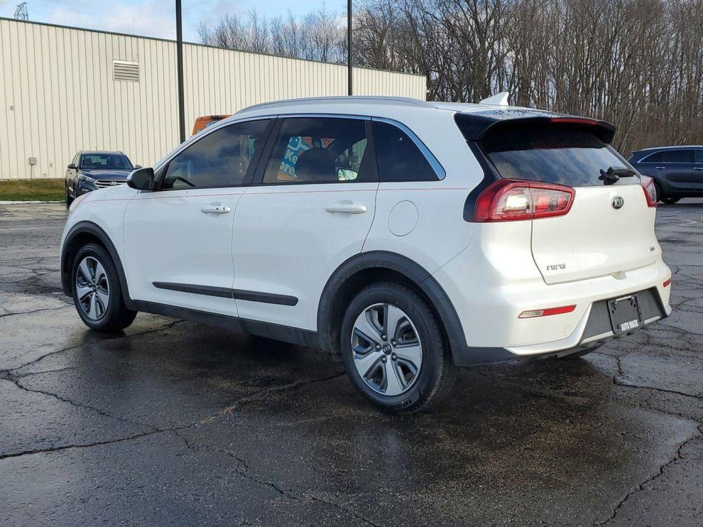 2019 Snow White Pearl /Charcoal Kia Niro LX (KNDCB3LCXK5) with an 1.6L L4 DOHC 16V HYBRID engine, 6A transmission, located at 6064 Gull Rd, Kalamazoo, MI, 49048, (269) 222-0088, 42.328388, -85.512924 - Introducing the 2019 Kia Niro LX, a versatile and efficient compact crossover that seamlessly blends performance with practicality. This model is equipped with a responsive 4-cylinder, 1.6L engine, delivering a balanced combination of power and fuel efficiency, ideal for both city driving and long-d - Photo#2