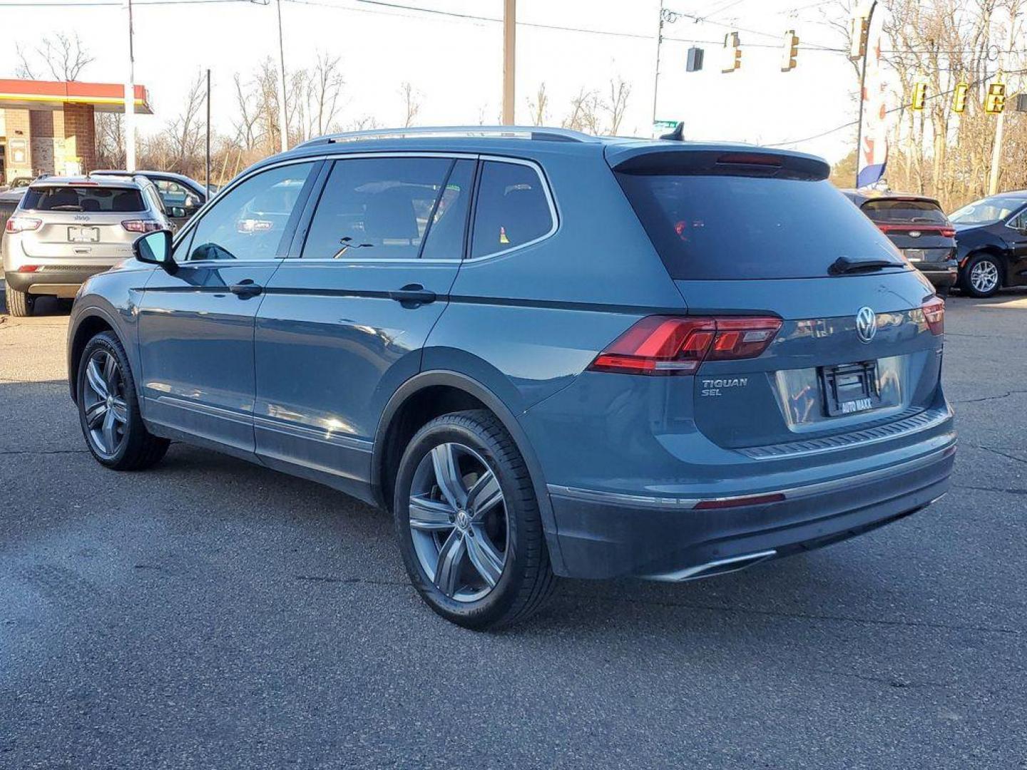 2019 GRAY Volkswagen Tiguan SEL Premium 4Motion (3VV4B7AX6KM) with an 2.0L L4 DOHC 16V TURBO engine, 8A transmission, located at 6064 Gull Rd, Kalamazoo, MI, 49048, (269) 222-0088, 42.328388, -85.512924 - Discover exceptional value and performance with this 2019 Volkswagen Tiguan SEL Premium 4Motion, now available at our dealership. This sophisticated SUV combines style, comfort, and advanced technology, making it the perfect choice for families and adventurers alike.<br><br>Equipped with a reliable - Photo#2