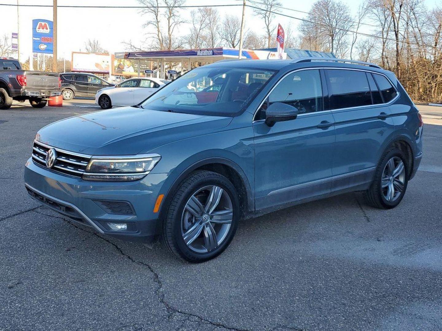 2019 GRAY Volkswagen Tiguan SEL Premium 4Motion (3VV4B7AX6KM) with an 2.0L L4 DOHC 16V TURBO engine, 8A transmission, located at 6064 Gull Rd, Kalamazoo, MI, 49048, (269) 222-0088, 42.328388, -85.512924 - Discover exceptional value and performance with this 2019 Volkswagen Tiguan SEL Premium 4Motion, now available at our dealership. This sophisticated SUV combines style, comfort, and advanced technology, making it the perfect choice for families and adventurers alike.<br><br>Equipped with a reliable - Photo#3