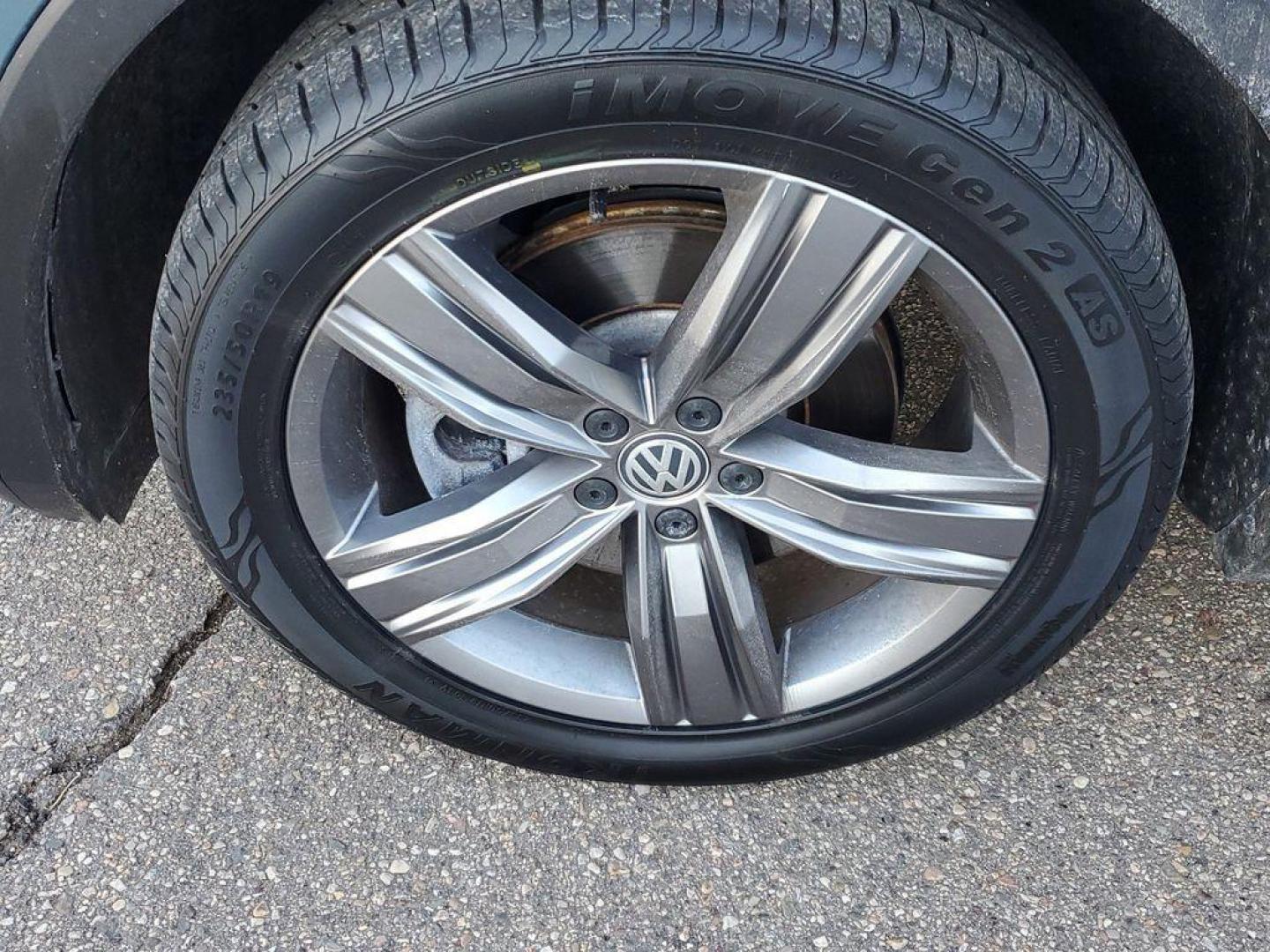 2019 GRAY Volkswagen Tiguan SEL Premium 4Motion (3VV4B7AX6KM) with an 2.0L L4 DOHC 16V TURBO engine, 8A transmission, located at 6064 Gull Rd, Kalamazoo, MI, 49048, (269) 222-0088, 42.328388, -85.512924 - Discover exceptional value and performance with this 2019 Volkswagen Tiguan SEL Premium 4Motion, now available at our dealership. This sophisticated SUV combines style, comfort, and advanced technology, making it the perfect choice for families and adventurers alike.<br><br>Equipped with a reliable - Photo#4