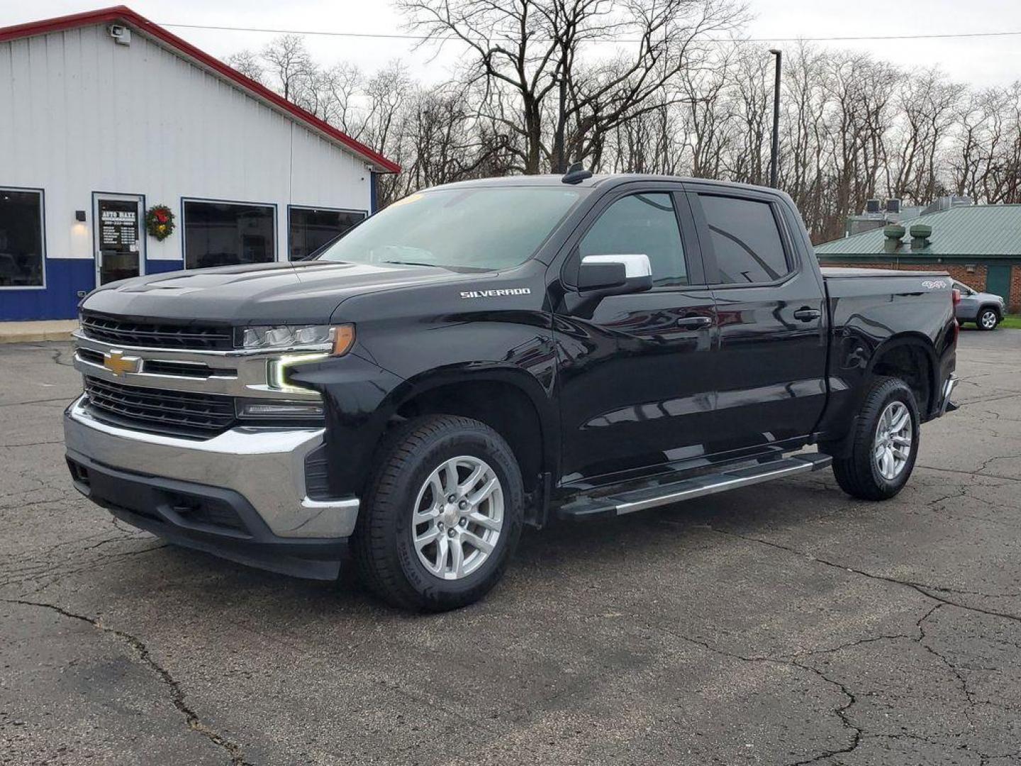 2021 Black /Jet Black Chevrolet Silverado 1500 LT Crew Cab Long Box 2WD (3GCPYJEK1MG) with an 2.7L L4 DOHC 16V TURBO engine, 6A transmission, located at 6064 Gull Rd, Kalamazoo, MI, 49048, (269) 222-0088, 42.328388, -85.512924 - Get ready to elevate your driving experience with this exceptional 2021 Chevrolet Silverado 1500 LT 4WD! This powerhouse of a truck combines rugged capability with modern sophistication, making it the perfect choice for both work and play. Under the hood, you'll find a dynamic 4-cylinder, 2.7L turbo - Photo#1