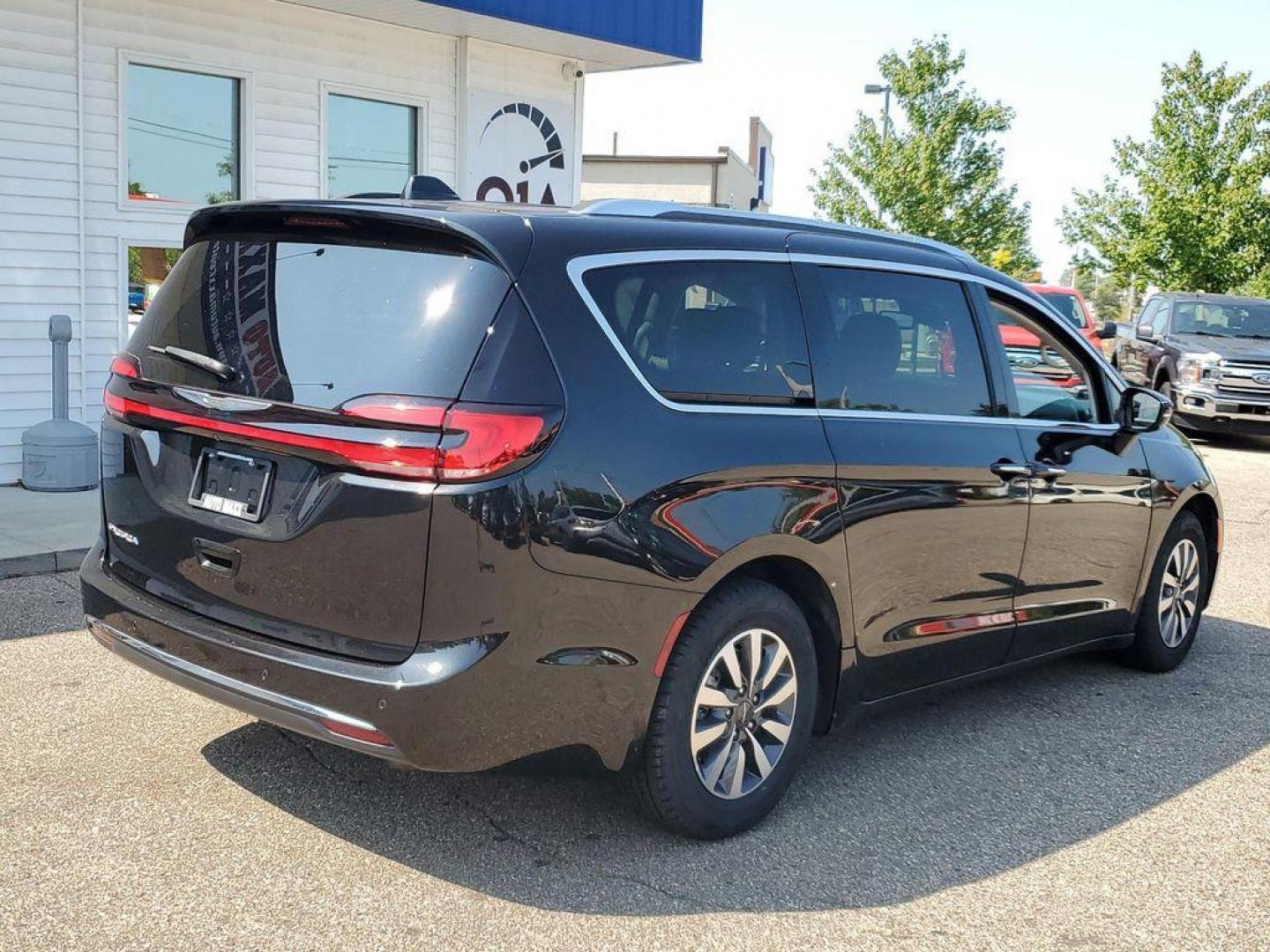 2021 Brilliant Black Crystal Pearlcoat /Alloy/Black Chrysler Pacifica Touring-L (2C4RC1BG8MR) with an 3.6L V6 DOHC 24V engine, 9A transmission, located at 234 Columbia Ave, Battle Creek, MI, 49015, (269) 222-0088, 42.298264, -85.192543 - <b>Vehicle Details</b><br>Discover the exceptional value and versatility of our 2021 Chrysler Pacifica Touring L, now available at our dealership. This sleek and stylish minivan, equipped with a powerful V6, 3.6L engine and Front-Wheel Drive (FWD), delivers a smooth and reliable driving experience f - Photo#1