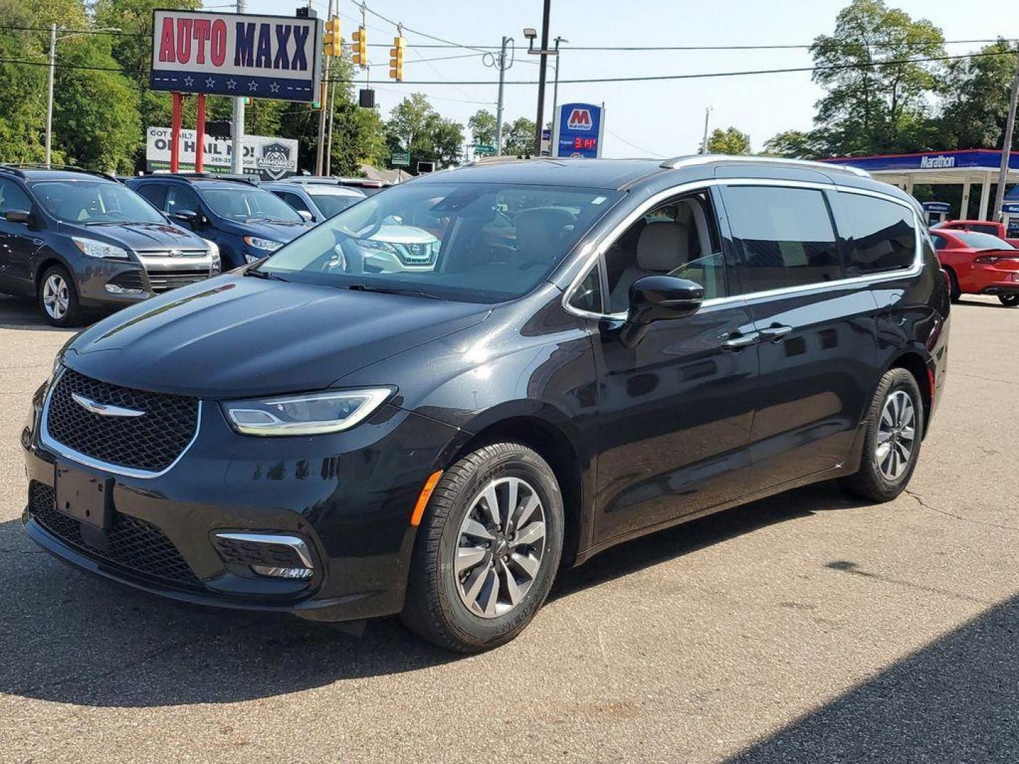 2021 Brilliant Black Crystal Pearlcoat /Alloy/Black Chrysler Pacifica Touring-L (2C4RC1BG8MR) with an 3.6L V6 DOHC 24V engine, 9A transmission, located at 234 Columbia Ave, Battle Creek, MI, 49015, (269) 222-0088, 42.298264, -85.192543 - <b>Vehicle Details</b><br>Discover the exceptional value and versatility of our 2021 Chrysler Pacifica Touring L, now available at our dealership. This sleek and stylish minivan, equipped with a powerful V6, 3.6L engine and Front-Wheel Drive (FWD), delivers a smooth and reliable driving experience f - Photo#3