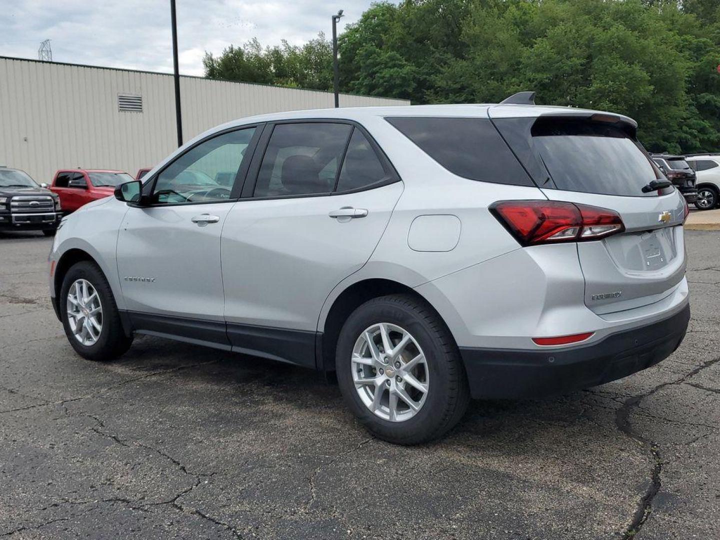 2022 Silver Ice Metallic /Medium Ash Gray Chevrolet Equinox LS 1.5 AWD (3GNAXSEV4NS) with an 1.5L L4 DOHC 16V TURBO engine, 6A transmission, located at 6064 Gull Rd, Kalamazoo, MI, 49048, (269) 222-0088, 42.328388, -85.512924 - <b>Vehicle Details</b><br>For sale at our dealership: a well-maintained 2022 Chevrolet Equinox LS with AWD, equipped with a robust L4, 1.5L engine. This versatile SUV is perfect for those seeking reliability and modern features in a pre-owned vehicle. It comes certified as a CARFAX 1-Owner, ensuring - Photo#2