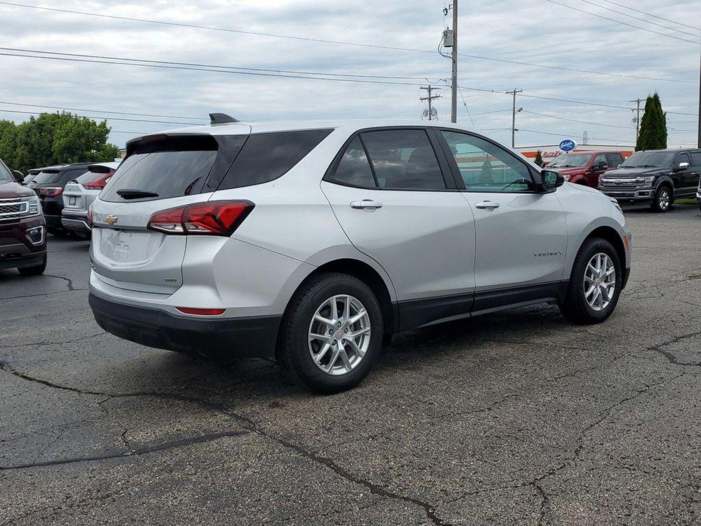 2022 Silver Ice Metallic /Medium Ash Gray Chevrolet Equinox LS 1.5 AWD (3GNAXSEV4NS) with an 1.5L L4 DOHC 16V TURBO engine, 6A transmission, located at 6064 Gull Rd, Kalamazoo, MI, 49048, (269) 222-0088, 42.328388, -85.512924 - <b>Vehicle Details</b><br>For sale at our dealership: a well-maintained 2022 Chevrolet Equinox LS with AWD, equipped with a robust L4, 1.5L engine. This versatile SUV is perfect for those seeking reliability and modern features in a pre-owned vehicle. It comes certified as a CARFAX 1-Owner, ensuring - Photo#3