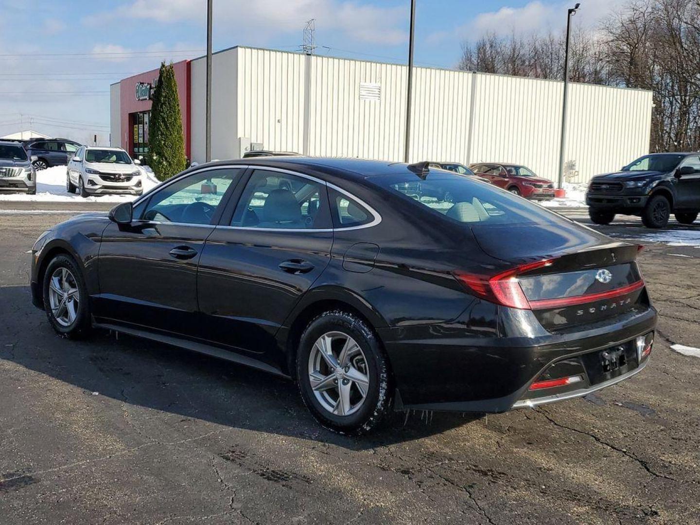 2022 Phantom Black /Dark Gray Hyundai Sonata SE (5NPEG4JA3NH) with an 2.5L L4 DOHC 16V engine, 8A transmission, located at 6064 Gull Rd, Kalamazoo, MI, 49048, (269) 222-0088, 42.328388, -85.512924 - <b>Vehicle Details</b><br>Experience the perfect blend of style, performance, and technology with this stunning 2022 Hyundai Sonata SE! Designed to impress, this sleek and sophisticated sedan is ready to elevate your driving experience with its cutting-edge features and powerful performance. Under - Photo#2